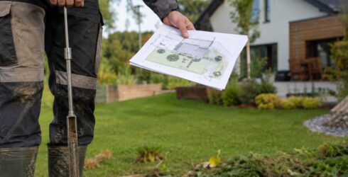 Hydrogeolog s ručním vrtákem dělá průzkum pro ČOV.