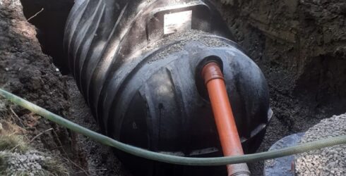 Prubeh instalace ekologicke cistirny odpadních vod STMH v&nbsp;Janovicich.