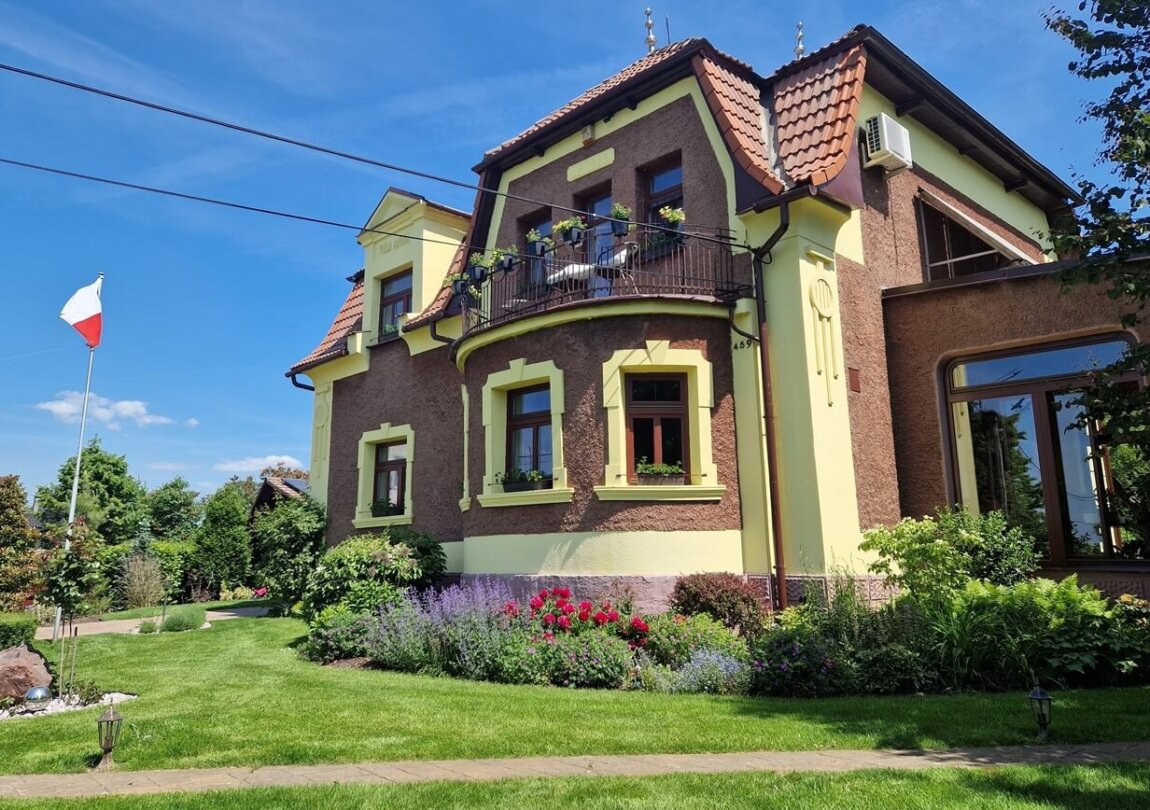 Jak rodinný dům ušetří 100 tisíc ročně díky ČOV, fotovoltaice a tepelnému čerpadlu?