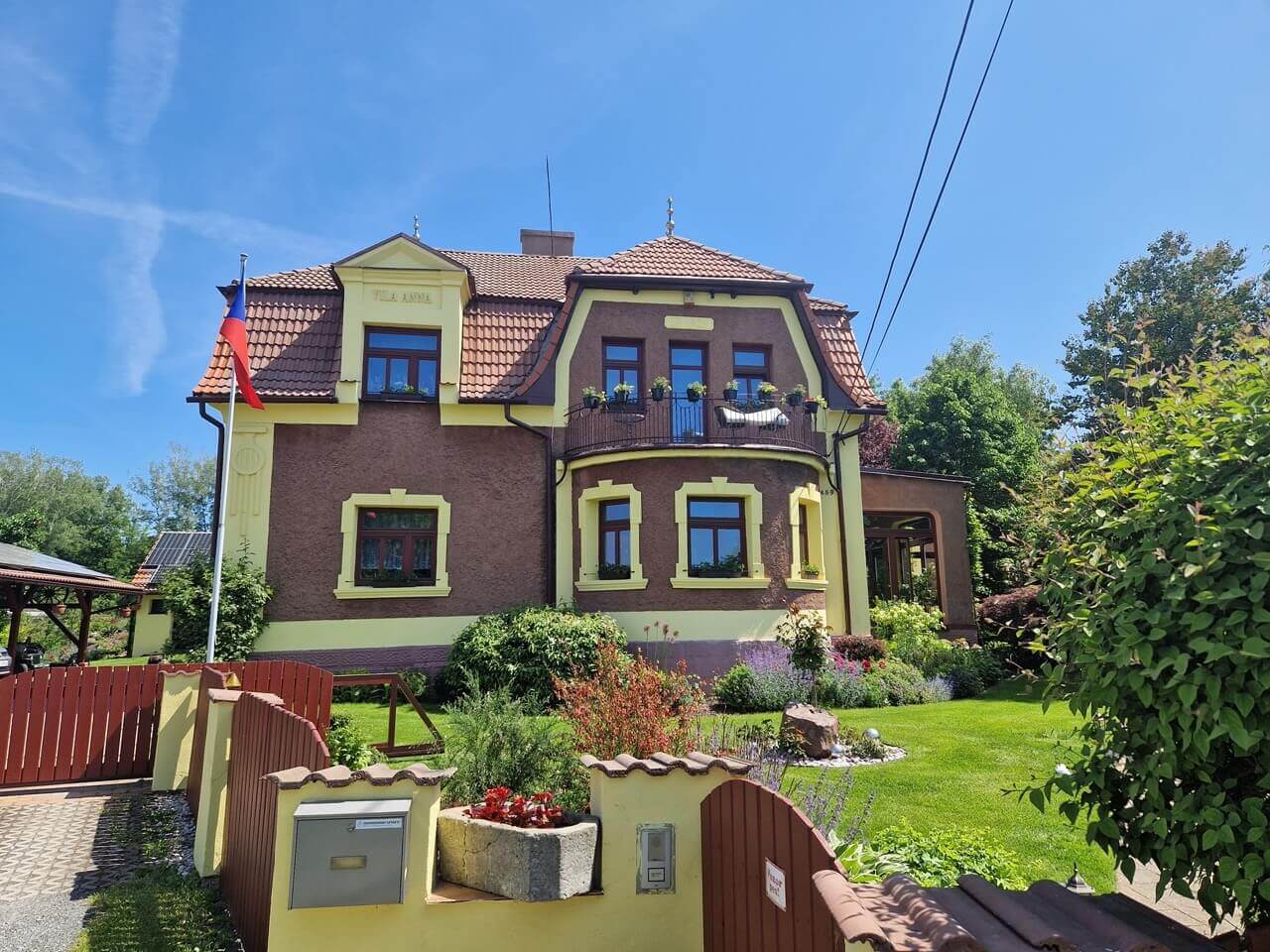 Jak rodinný dům ušetří 100 tisíc ročně díky ČOV, fotovoltaice a tepelnému čerpadlu?